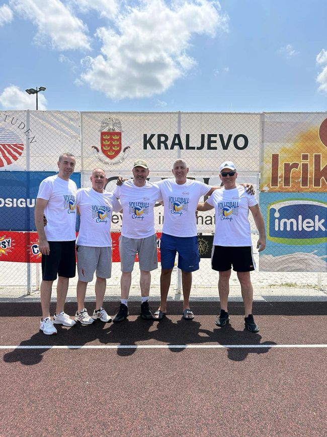 aaaEkipa koja je pripremila kamp 8